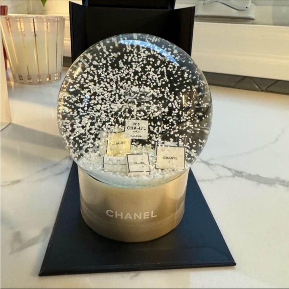 Chanel Snowglobe - Picture 4 of 5